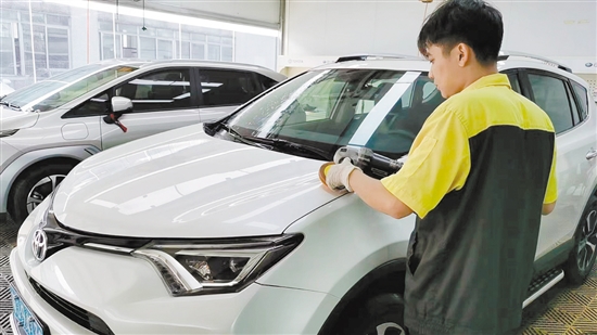 定期給愛車打蠟，可有效防止漆面褪色。