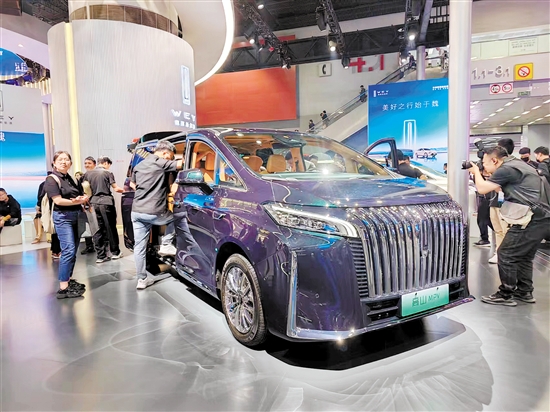 車展現(xiàn)場(chǎng)，亮相的新能源MPV非常多。