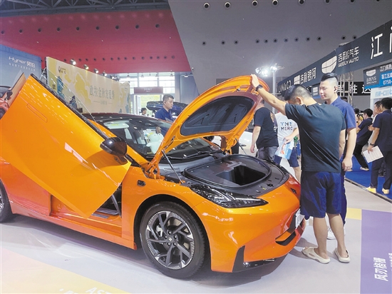 新能源汽車大多配備駕駛輔助功能，受到消費(fèi)者青睞。