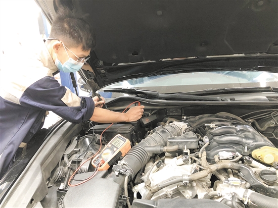 定期檢查車輛的線路是否老化、破裂，避免車輛自燃。