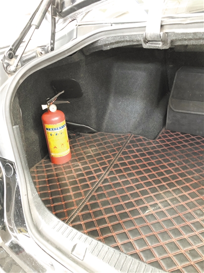 車內(nèi)要配備有效滅火器，并注意檢查是否超過使用年限。
