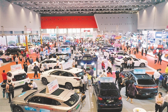 由江門日報社舉辦的車展影響力越來越大，對汽車消費市場回暖起到了推動作用。司徒俊杰