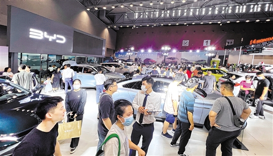 憑著主推新能源汽車，自主品牌吸引眾多市民目光。