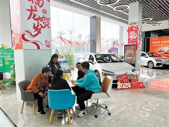 春節(jié)期間,不少車商推出購車優(yōu)惠，吸引消費者購車。
