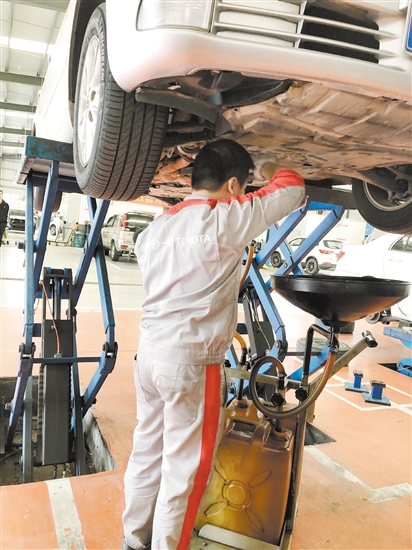 維修人員正在對汽車進(jìn)行維修保養(yǎng)。