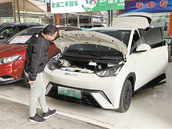 新車降價(jià)，二手新能源汽車吸引許多消費(fèi)者目光。