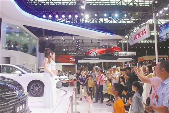 回顧歷屆“五一”車展，上市新車都會吸引許多消費(fèi)者目光。