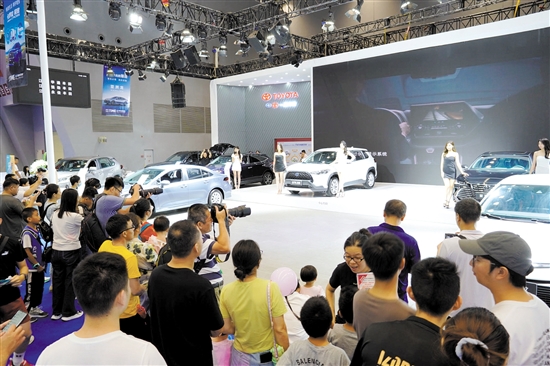 往屆車展的車模、靚車總能吸引攝影發(fā)燒友的“長槍短炮”。