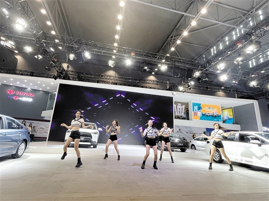 “五一”車展期間，高科技展具與精彩表演將共同呈現(xiàn)。