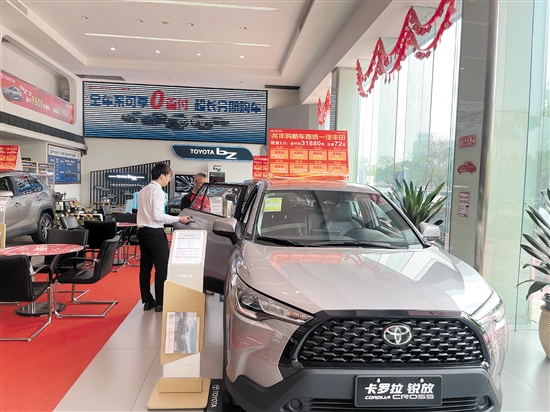 不少汽車經(jīng)銷商推出零首付購(gòu)車方案。