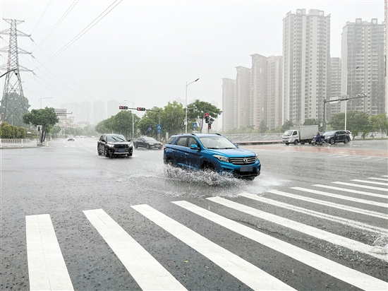 雨天行車，雨水會(huì)阻礙駕駛?cè)说囊暰€，要注意減速慢行。