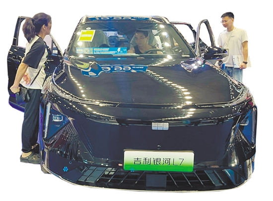 以舊換新政策的出臺(tái)，吸引不少消費(fèi)者前往4S店看車、買車。