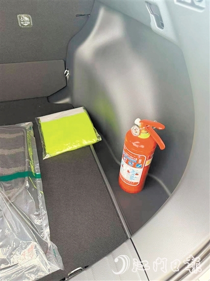 車內(nèi)要配備有效滅火器。