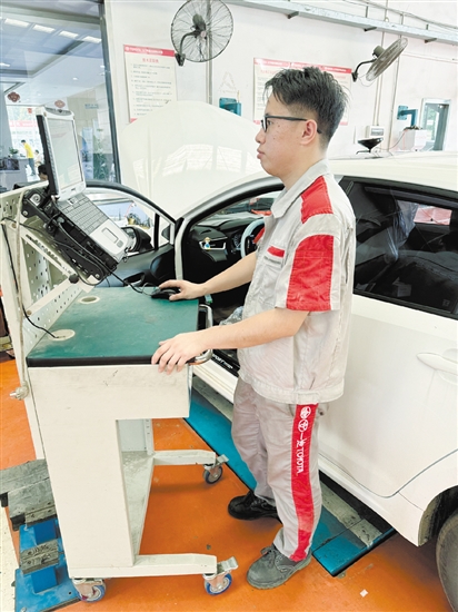 4S店工作人員在處理召回汽車事宜。