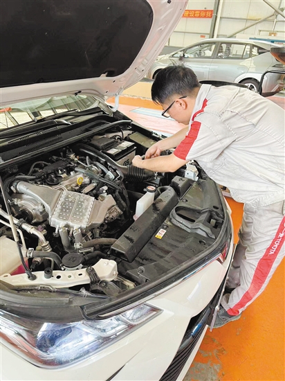 建議駕駛?cè)顺鲂星?，仔?xì)檢查車輛情況。