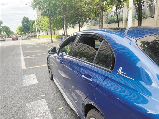 汽車經(jīng)過暴曬后，應(yīng)先把所有車窗打開。