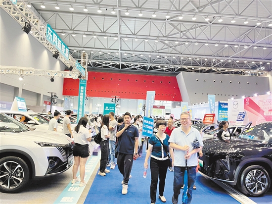 本報(bào)車展一直吸引眾多市民的目光。