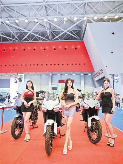 回顧本報(bào)往屆車展，不乏美女模特身影。