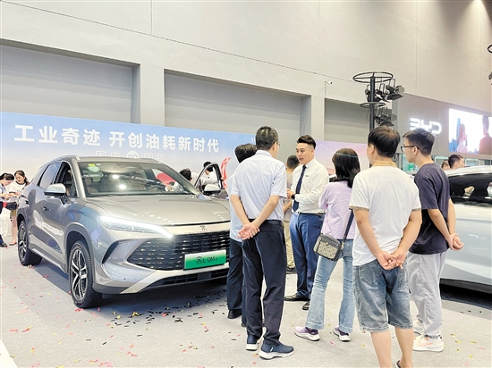 銷售人員向市民講解車型亮點(diǎn)。