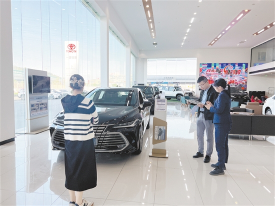 江門不少汽車經(jīng)銷商積極開展降價促銷活動，吸引消費(fèi)者購車。