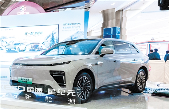 全新星紀(jì)元ET增程四驅(qū)車型外觀時(shí)尚運(yùn)動(dòng)。