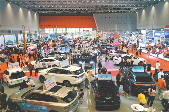 本報歷屆車展吸引許多市民看車、買車。