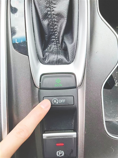 帶有自動(dòng)啟停功能的車輛在涉水行駛時(shí)，需要提前關(guān)閉該功能。